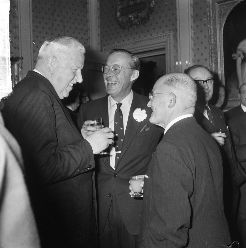 KNVB op Paleis Soestdijk ontvangen, vlnr Sir Stanley Rous, prins Bernhard, Bestanddeelnr 917-2281