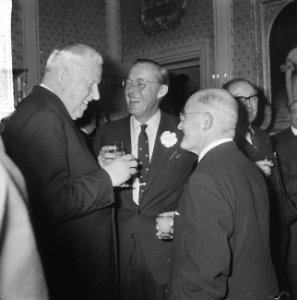 KNVB op Paleis Soestdijk ontvangen, vlnr Sir Stanley Rous, prins Bernhard, Bestanddeelnr 917-2281