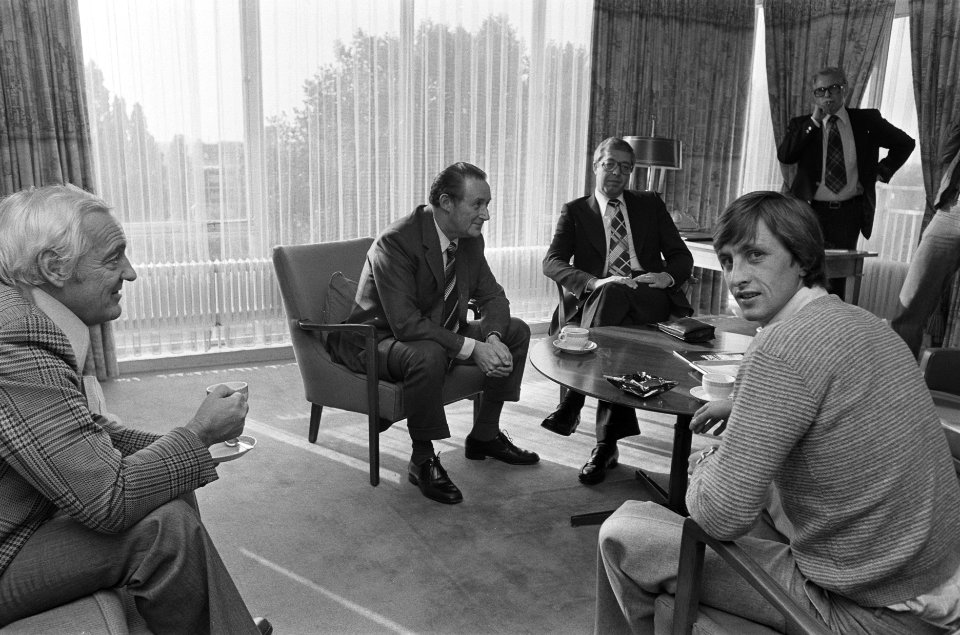 KNVB praat met Johan Cruijff in Amsterdam vlnr Coster, Zwikstra, Hoogewonin, Bestanddeelnr 928-8236