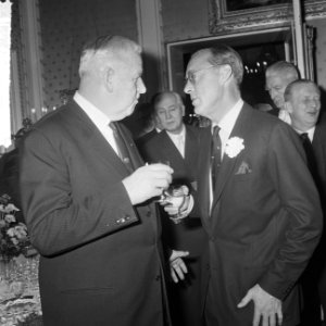 KNVB op Paleis Soestdijk ontvangen, sir Stanley Rous in gesprek met prins Bernhard, Bestanddeelnr 917-2287