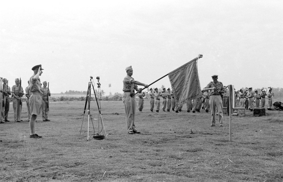 Kolonel P.J. de Broeckert, commandant Militaire Luchtvaart salueert. Naast hem h, Bestanddeelnr 173-6-6