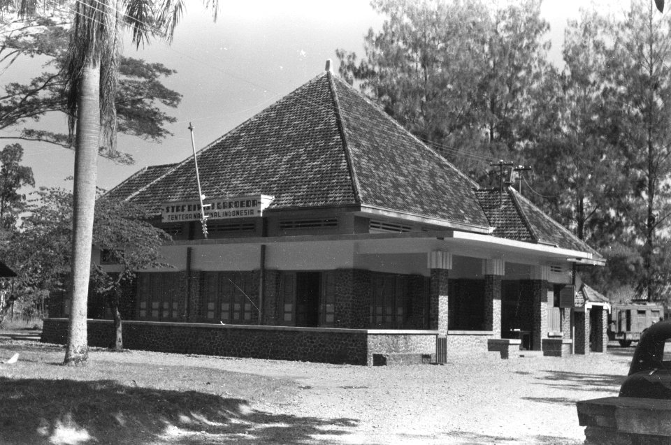 Koloniaal gebouw met opschrift Staf Divisi Garoeda. Tentara National Indonesia, Bestanddeelnr 321-4-5