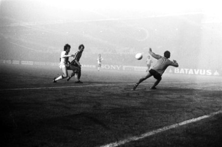 KNVB-beker Ajax tegen Eindhoven 3-2, Clarke opent voor Ajax de score langs doelm, Bestanddeelnr 929-9479