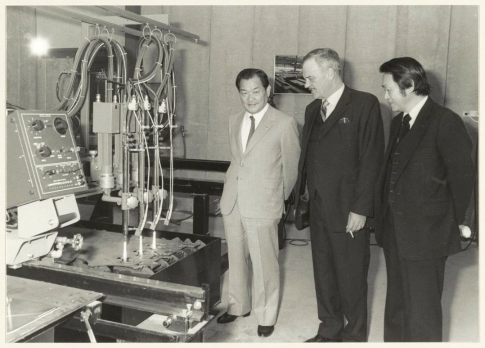 Koike Europe BV met de Japanse president directeur Koike uit Tokio en de directie van de Haarlemse vestiging. NL-HlmNHA 54013855