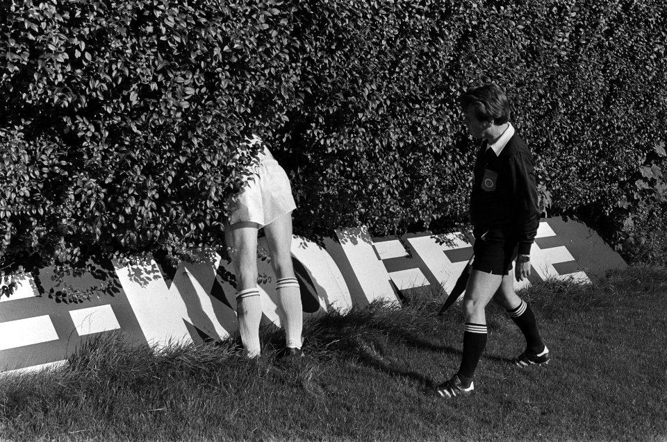 KNVB-beker FC Amsterdam tegen Arnemuiden, Amsterdam-speler zoekt in de heg naar , Bestanddeelnr 931-0005
