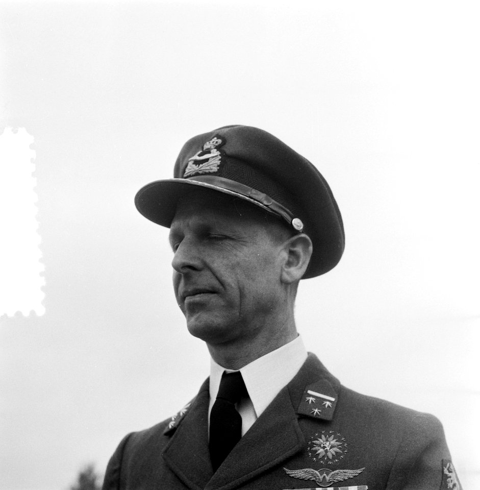 Kolonel waarnemer W. den Toom sous-chef luchtmachtstaf, Bestanddeelnr 906-0059