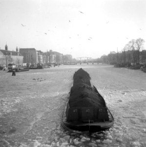 Kolenaanvoer schuiten in Amstel, Bestanddeelnr 906-2795