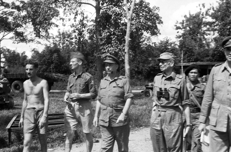 Kolonel P. Scholten bezoekt het front. Links een militair slechts gekleed in ko, Bestanddeelnr 7310