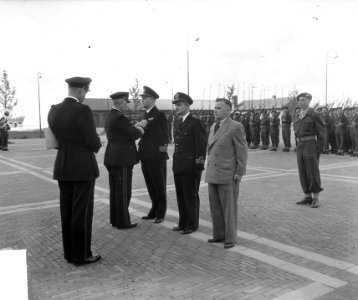 Kolonel P.J. van Gijn Officier Oranje Nassau met zwaarden door Generaal De Bruyn, Bestanddeelnr 904-5542
