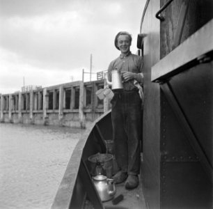 Kok met thee of koffie op een baggerschip in de haven van Rosslare, Bestanddeelnr 191-0921