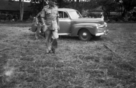 Kolonel JW Sluyter, commandant U-Brigade, bij parade te Padang, Bestanddeelnr 11172