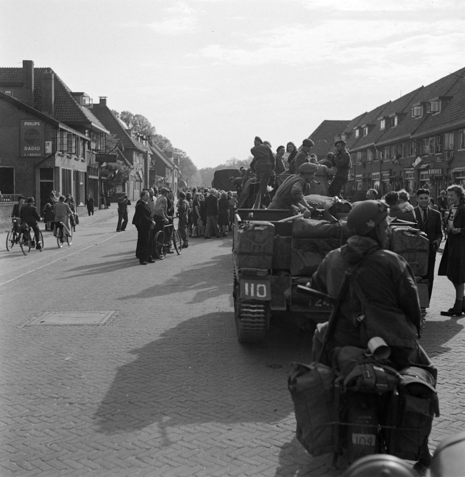 Kolonne Prinses Irene Brigade te Leiden, is even gestopt en wordt omringd doo, Bestanddeelnr 900-3132