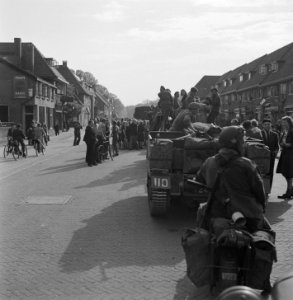 Kolonne Prinses Irene Brigade te Leiden, is even gestopt en wordt omringd doo, Bestanddeelnr 900-3132