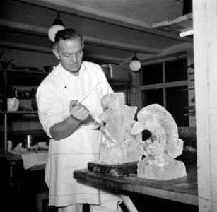 Kok maakt ijssculpturen in de keuken van restaurant Wivex, Bestanddeelnr 252-9141