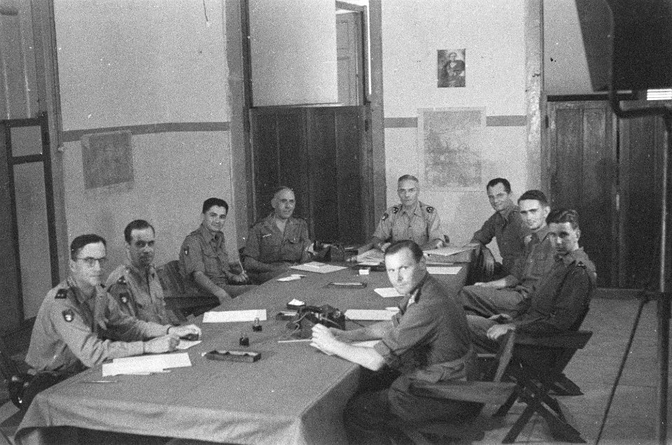 Kolonel J.W. Sluyter, commandant van de U-Brigade, tijdens een vergadering met z, Bestanddeelnr 49-3-2