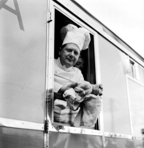Kok met zijn kippen in de raamopening van de trein, Bestanddeelnr 254-3524