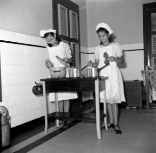 Koken in klooster St Jozef met zusterschool van de zusters van Schijndel in San, Bestanddeelnr 252-7583