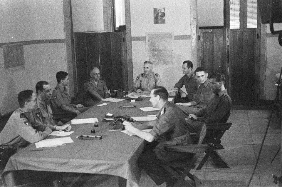 Kolonel J.W. Sluyter, commandant van de U-Brigade, tijdens een vergadering met z, Bestanddeelnr 49-3-1