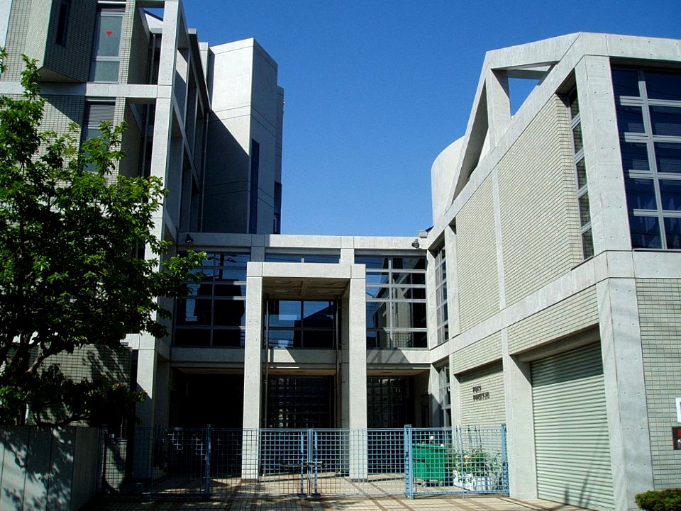 Kobe-Yamate-Univ-Bldg2-2015050501