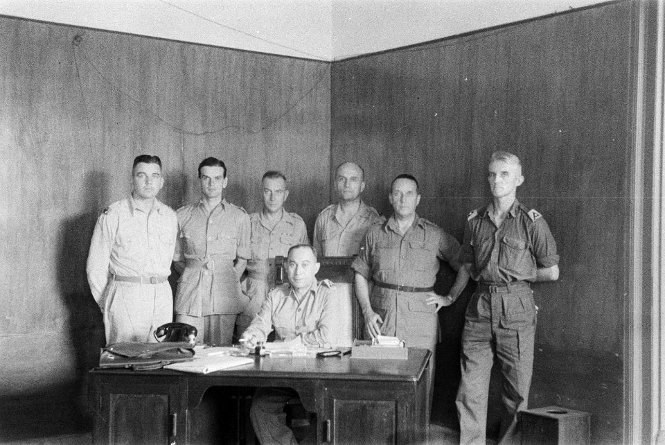 Kolonel E. Engles met zijn staf, Bestanddeelnr 7-5-3