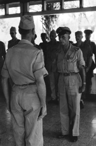 Kolonel D.R.A. van Langen, commandant T-Brigade staat voor kapitein Klokhuis, Bestanddeelnr 252-2-4
