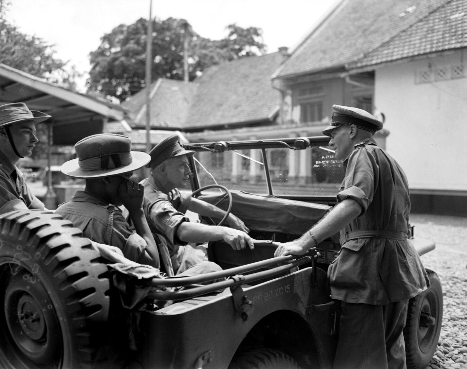Kolonel J.W. Sluyter, commandant U-Brigade spreekt met een Britse officier, geze, Bestanddeelnr 10492