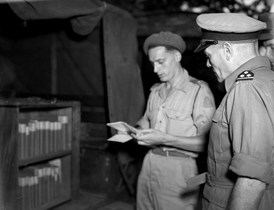 Kolonel J.W. Sluyter, commandant U-Brigade, bezoekt de bibliotheek van de Brigad, Bestanddeelnr 10399