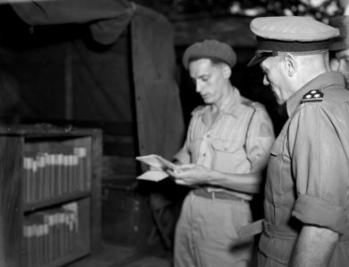Kolonel J.W. Sluyter, commandant U-Brigade, bezoekt de bibliotheek van de Brigad, Bestanddeelnr 10399