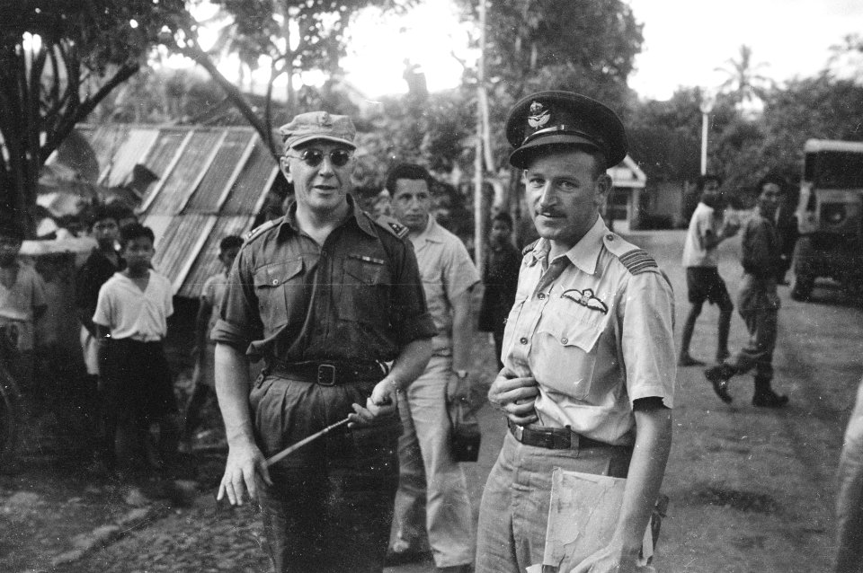 Kolonel M.H.P.J. Paulissen en een buitenlandse (Engelse) militaire waarnemer, Bestanddeelnr 1522-4-5