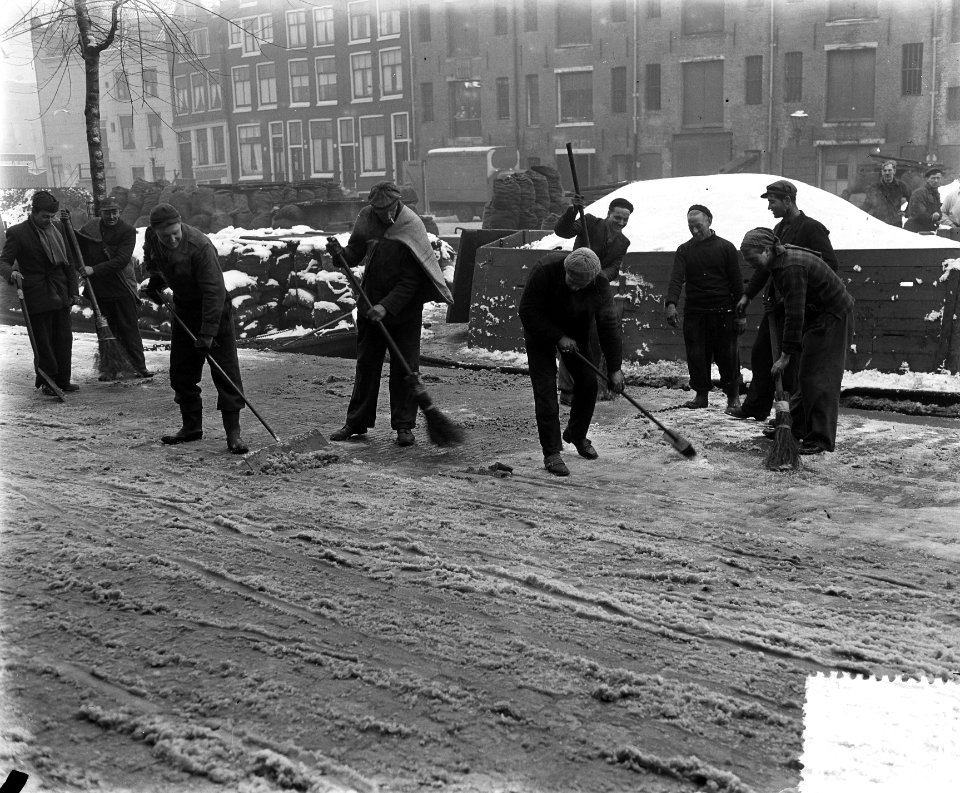 Kolenlossers maken weg sneeuwvrij, Bestanddeelnr 906-2932