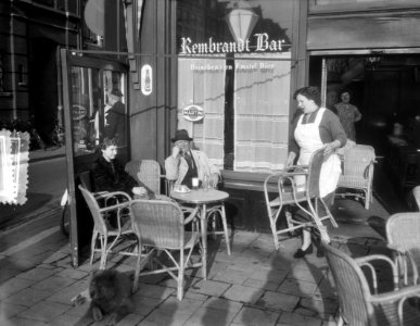 Koffiedrinken late lente op terras Rembrandtplein, Bestanddeelnr 906-0802