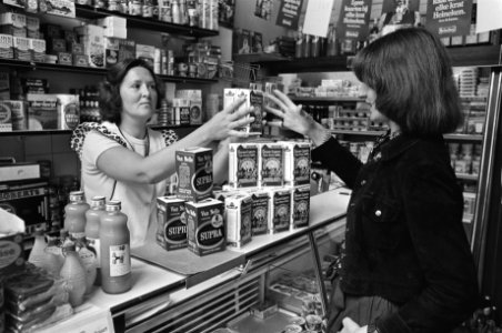 Koffie zesentwintig cent duurder, dame met grote voorraad koffie, Bestanddeelnr 928-6459