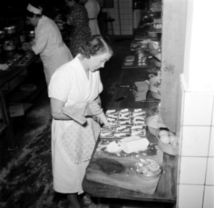Koks in een productie keuken bereiden grote hoeveelheden smørrebrød, Bestanddeelnr 252-9040