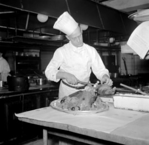 Koks aan het werk in de keuken van restaurant Wivex, Bestanddeelnr 252-9139