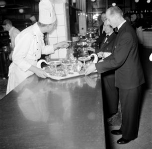 Koks en obers aan het werk in de keuken van restaurant Wivex, Bestanddeelnr 252-9144