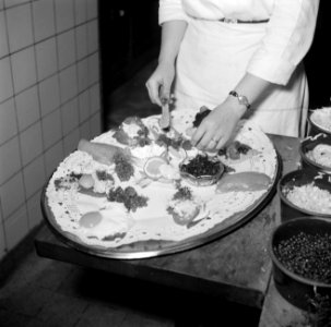 Koks aan het werk in de keuken van restaurant Wivex, Bestanddeelnr 252-9151