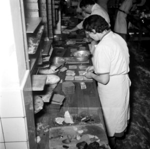 Koks in een productie keuken bereiden grote hoeveelheden smørrebrød, Bestanddeelnr 252-9036