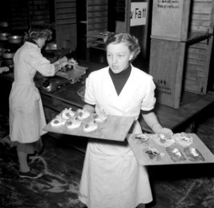 Koks in een productie keuken bereiden grote hoeveelheden smørrebrød, Bestanddeelnr 252-9041 photo