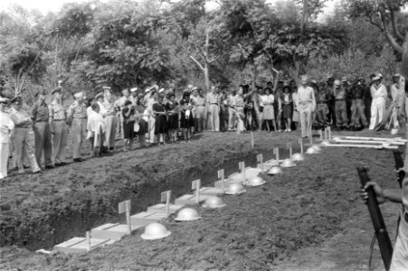 Kolonel Poulus houdt een toespraak. Hij was de kampoudste van het interneringska, Bestanddeelnr 104-5-3