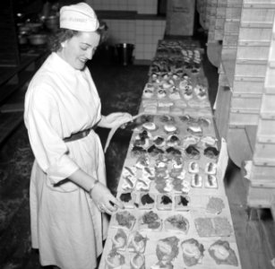 Koks in een productie keuken bereiden grote hoeveelheden smørrebrød, Bestanddeelnr 252-9042