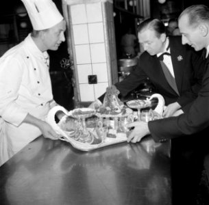 Koks en obers aan het werk in de keuken van restaurant Wivex, Bestanddeelnr 252-9146