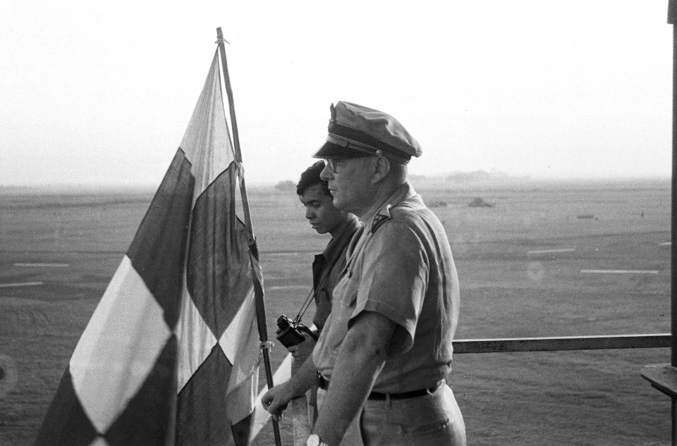 Kolonel Van der Eem, de commandant van de Militaite Luchtmacht, op de commandoto, Bestanddeelnr 5486