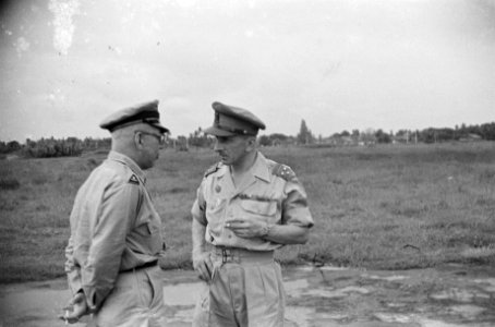 Kolonel P.J. de Broeckert, commandant Militaire Luchtvaart (rechts) spreekt met , Bestanddeelnr 134-3-3