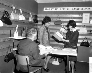 Koffer en lederwarenvakbuers te Utrecht, tassen in zwart-, Bestanddeelnr 918-6380