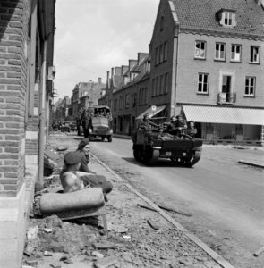 Kolonne Prinses Irene Brigade door een verlaten straat (waar nog gevochten is , Bestanddeelnr 900-3126