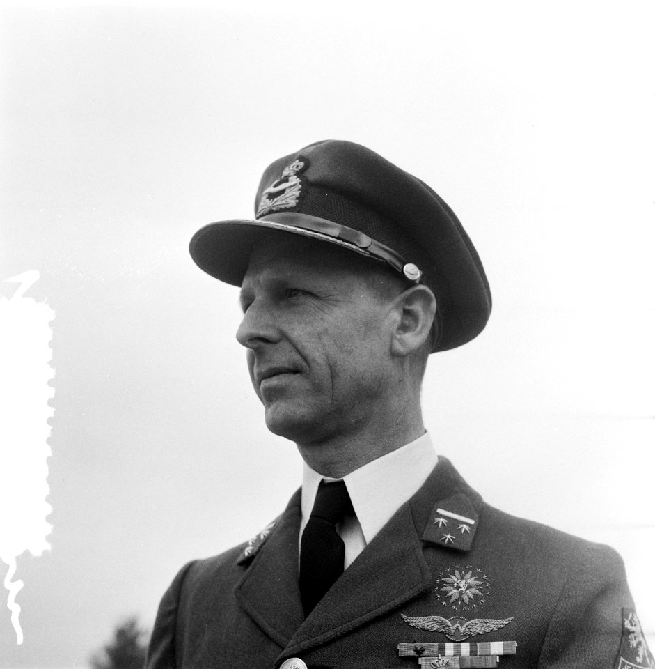 Kolonel waarnemer W. den Toom sous-chef luchtmachtstaf, Bestanddeelnr 906-0058