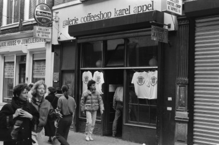 Koffieshop Karel Appel van huurlingenronselaar George Baker behangen met t-shi, Bestanddeelnr 933-9481