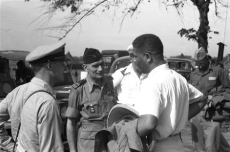 Kol. Julian spreekt met enkele militaire waarnemers van de CGD, v.l.n.r. luit.co, Bestanddeelnr 508-2-5