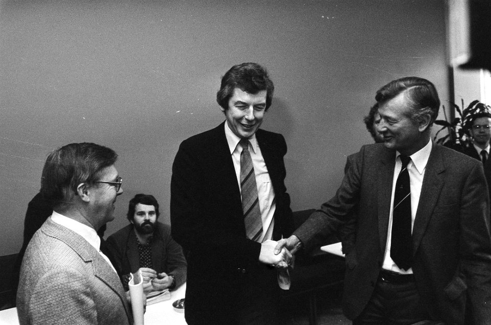 Kok (midden) en minister De Koning van Sociale Zaken (r), Bestanddeelnr 932-4032