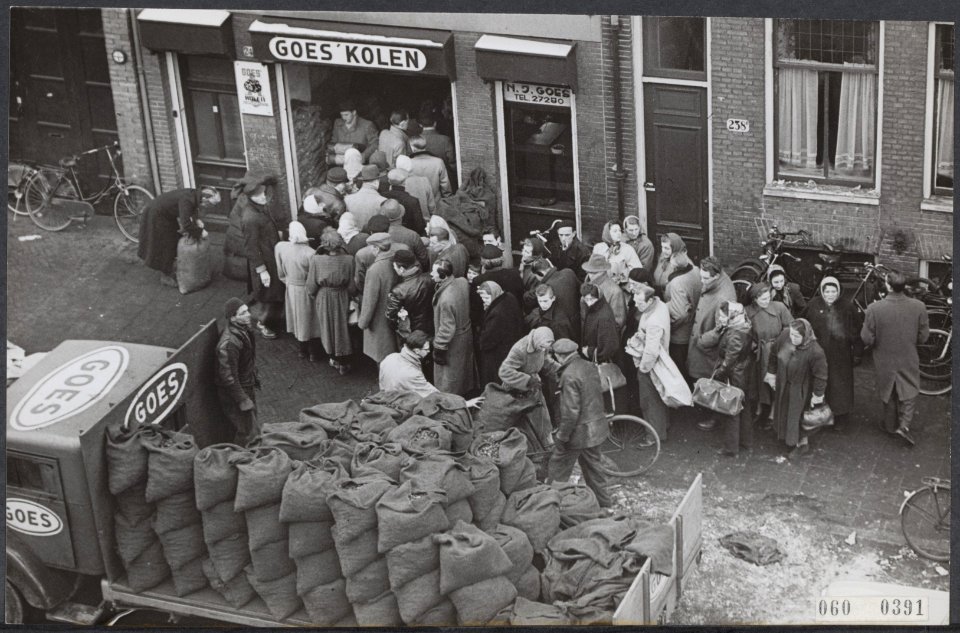 Kolenschaarste bij het begin van de winter. De kolenaanvoer te Amsterdam wordt n, Bestanddeelnr 060-0391